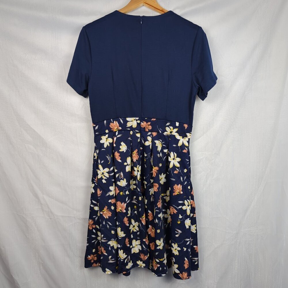 Keyhole Floral Dress with Pockets - Picture 7 of 9